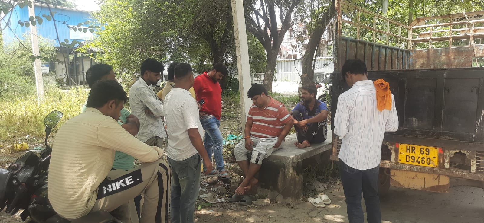 फोटाे: सोनीपत के गांव गढ़ी सिसाना में सड़क हादसे के बाद शव लेने नागरिक अस्पताल में पहुंचे परिजन
