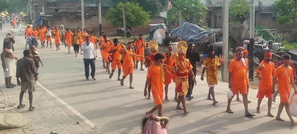 A unique 131-meter-long Kanwar resembling Hanuman's tail.