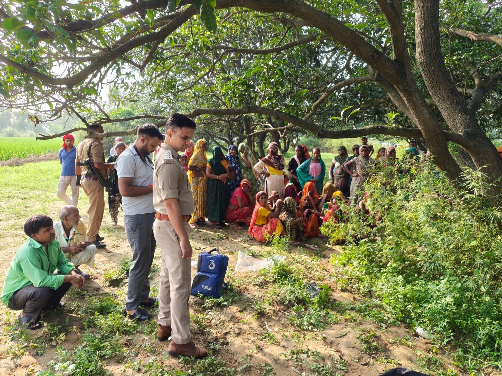 फोटो23सिढ़पुरा के गांव पिलखुनी में आम के बाग में मिले शव के बारे में जानकारी करते सीओ अमित कु