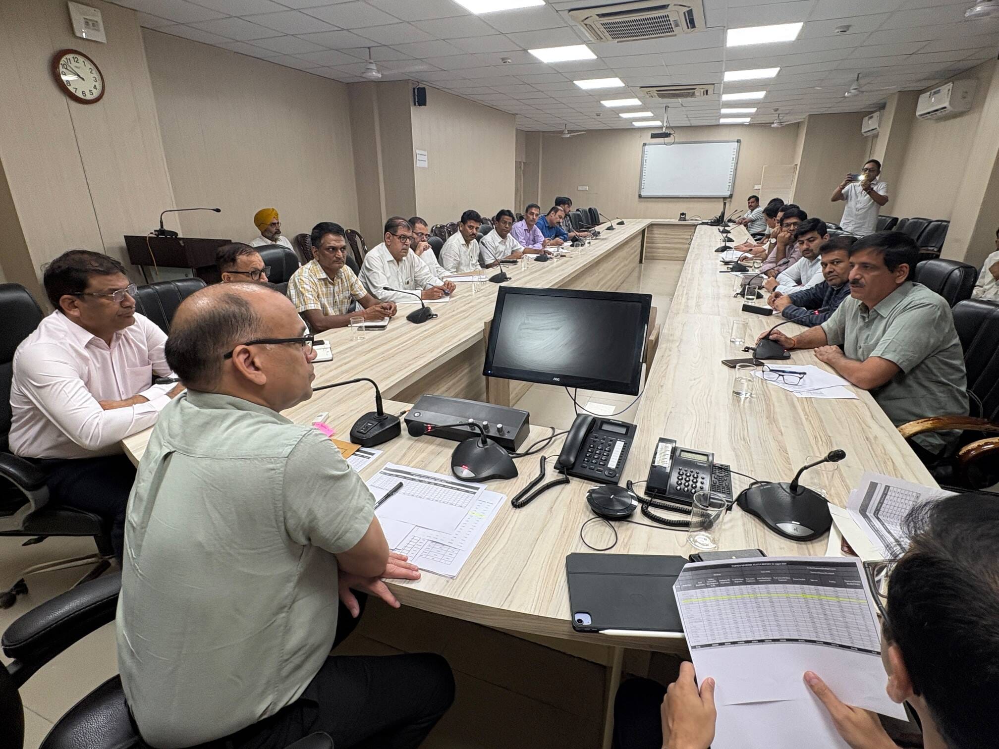 फतेहाबाद। बैठक में अधिकारियों को संबोधित करते डीसी। प्रशासन