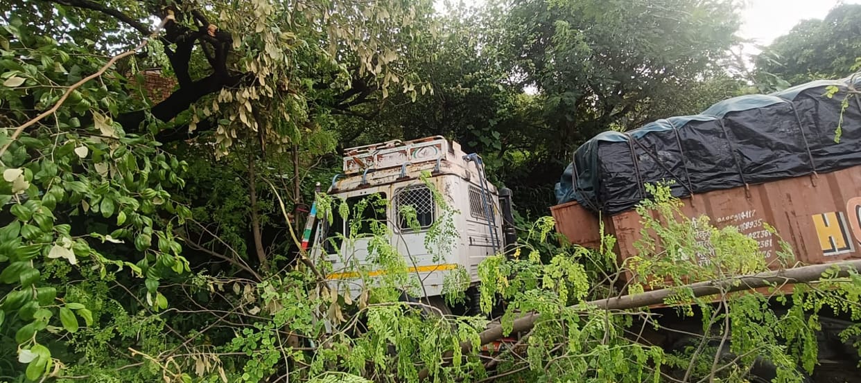 Trailer plunges into ditch while trying to save van, major accident averted