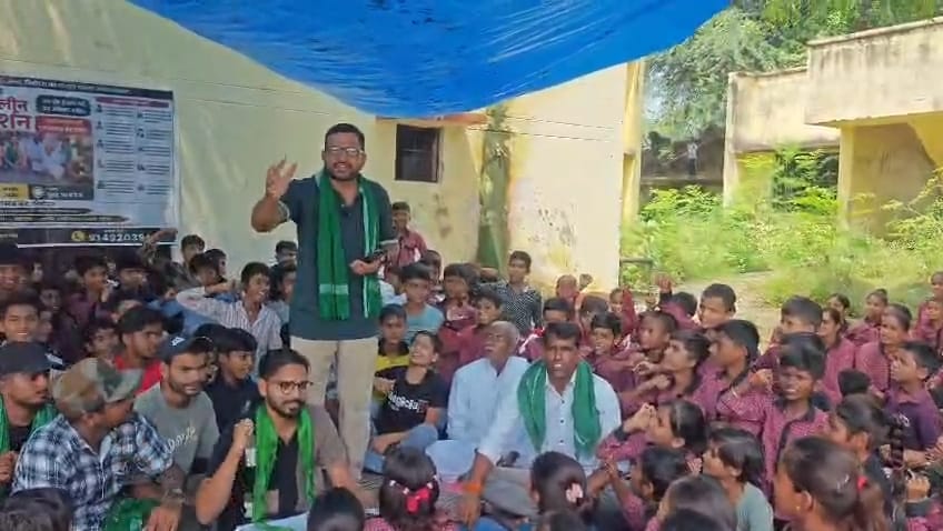 The children also raised their voice to remove the poor condition of the hospital.