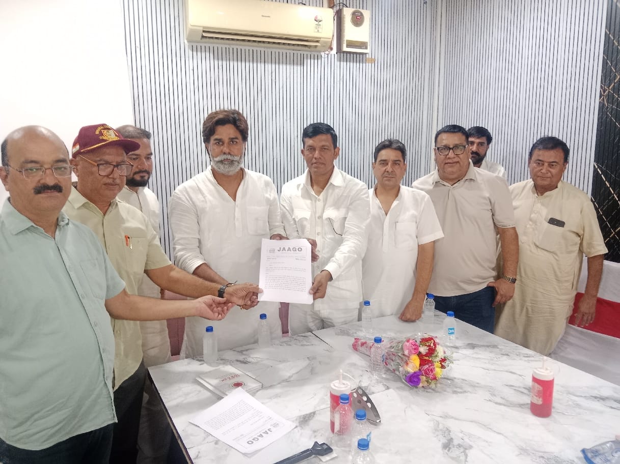 फतेहाबाद। मुख्यमंत्री के पूर्व ओएसडी अभिमन्यु यादव को ज्ञापन देते हुए जागो संस्था के पदाधिकारी।