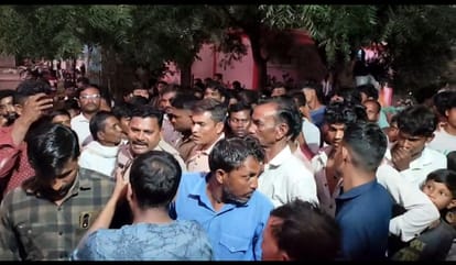गेहूं के कट्टों के बीच पत्थर रखने का आरोप, ग्रामीणों का हंगामा!