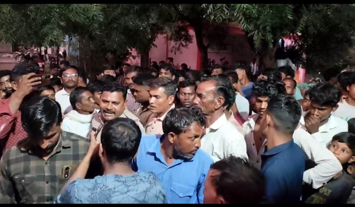 गेहूं के कट्टों के बीच पत्थर रखने का आरोप, ग्रामीणों का हंगामा!