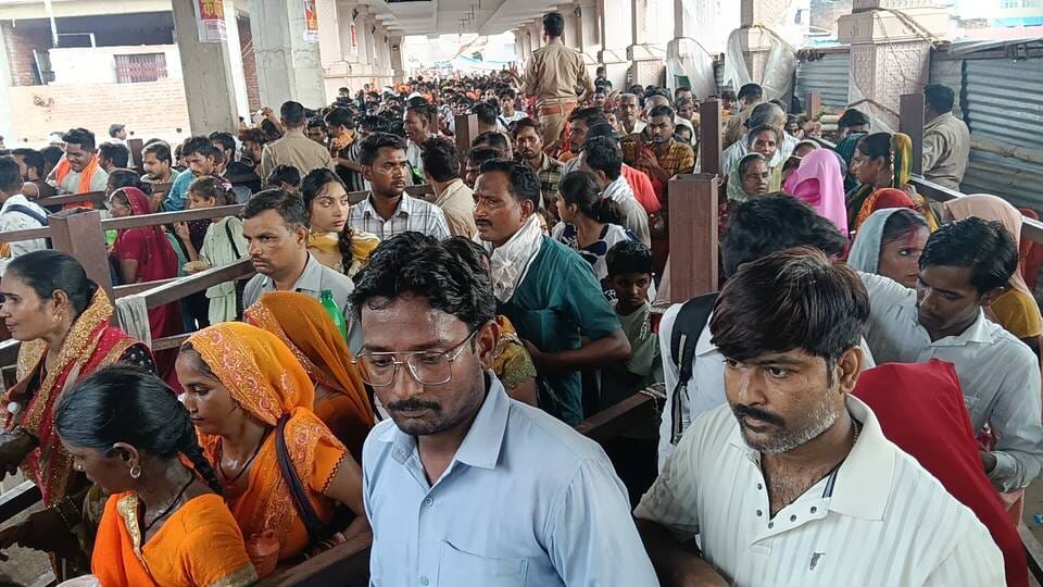 गोला में रविवार को शिव मंदिर की दर्शन दीर्घा में श्रद्धालु। संवाद