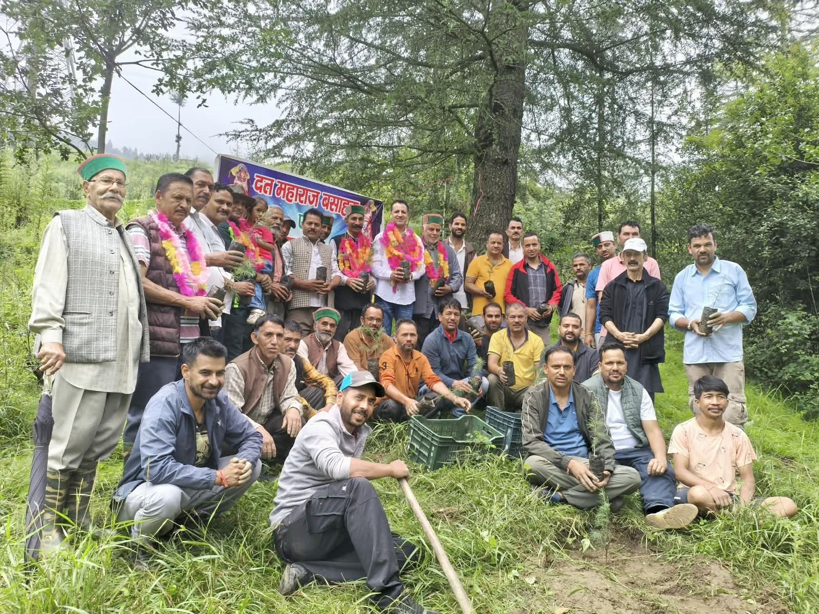 गोपालपुर में पौध रोपण अभियान के दौरान सराग मेला कमेटी के सदस्य व अन्य। स्रोत : कमेटी