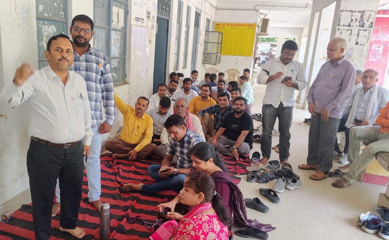 Lekhpals staged a protest.