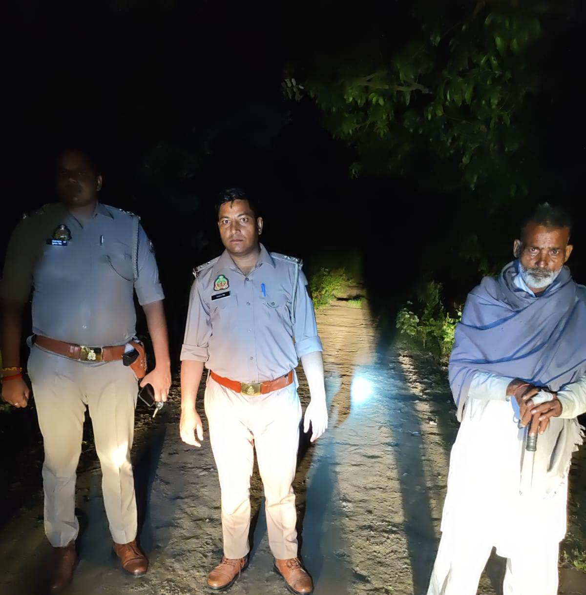 गांव नानपुर के जंगल में तेंदुए की तलाश में कांबिंग करते वन विभाग के कर्मचारी। स्रोत विभाग