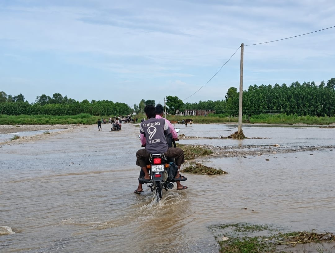 Shakambhari River in spate due to rain; pilgrims stranded at Bhuradev for six hours.