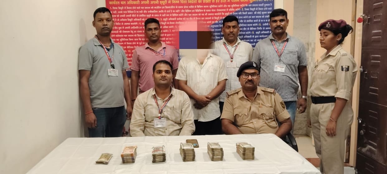 rpf detains man with 10lakh cash at gaya junction hands over to income tax today bihar news