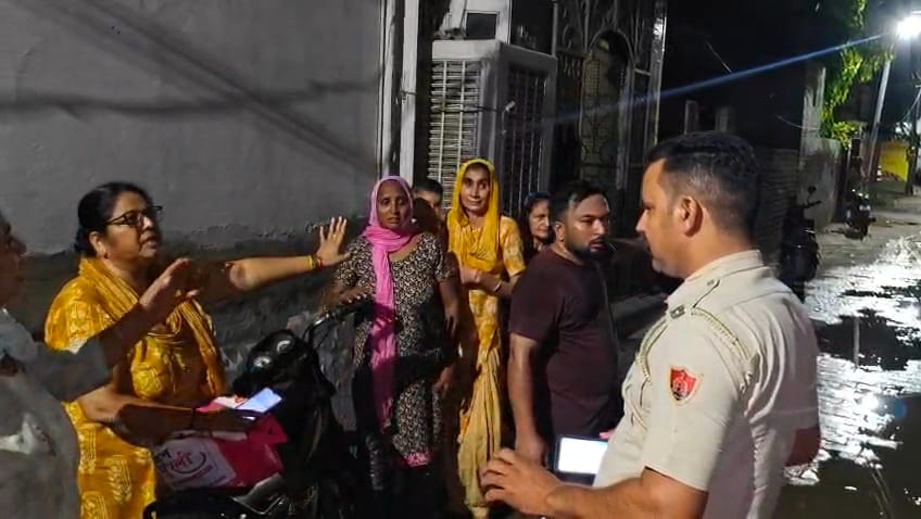 घटना स्थल पर महिला से जानकारी लेते हुए पुलिस कर्मचारी। संवाद
