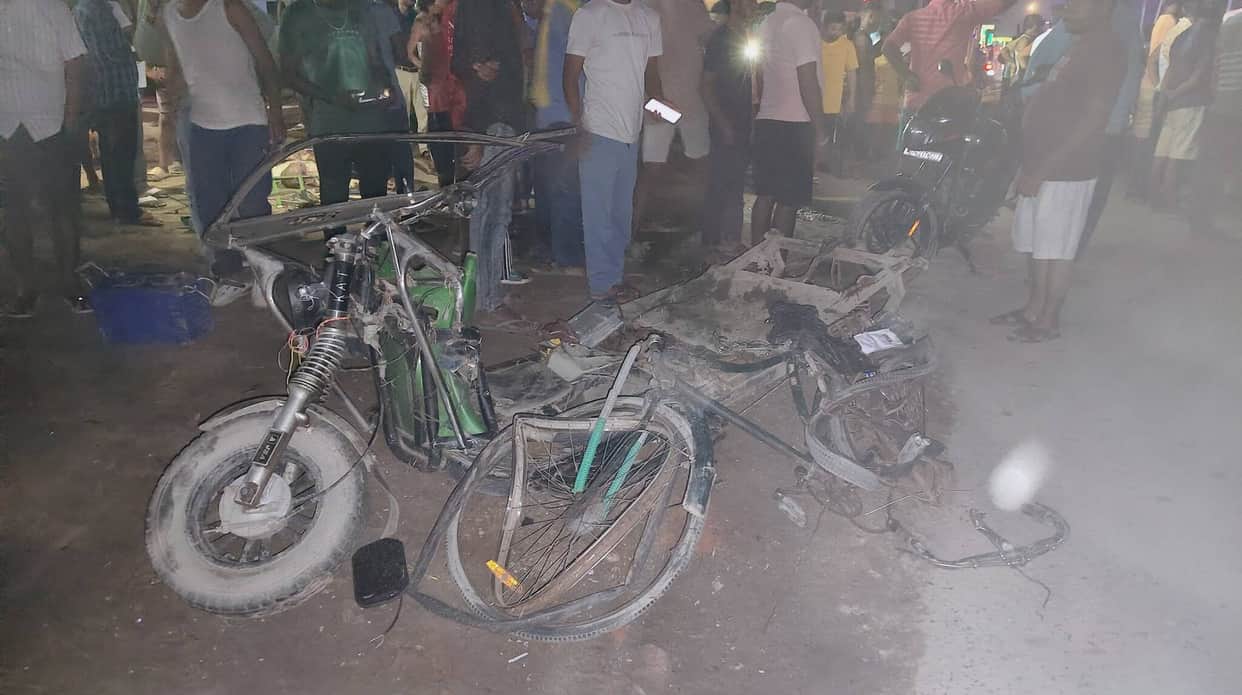 Tragedy strikes Chhapra: Out-of-control Hyva truck runs over a Toto; two killed instantly.