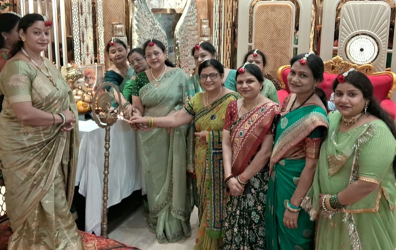 हरियाली तीज एवं श्रीकृष्ण जन्माष्टमी महोत्सव का दीप प्रज्जवलित कर शुभारंभ करती पदाधिकारी और सद