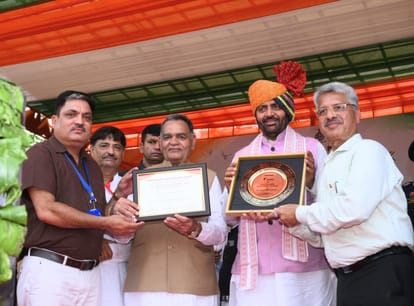 हांसी में आयोजित राज्य स्तरीय कार्यक्रम में सीएम शहजादपुर के स्कूल को सम्मानित करते हुए। फाइल फ