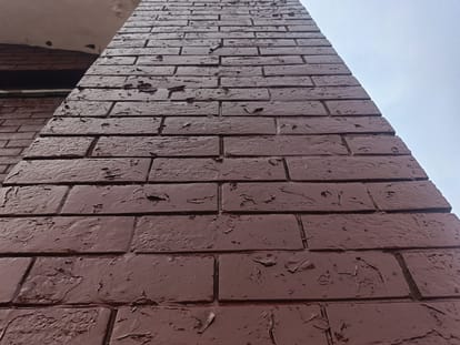 हाथरस सिटी स्टेशन की बाहरी मुख्य दीवारों पर दोबारा किया गया पेंट। करीब छह माह पूर्व किए गए घटिय