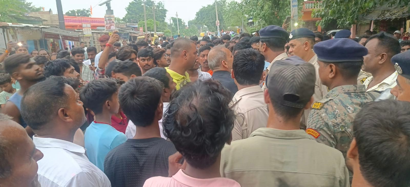 हादसे के बाद घटना स्थल पर जमा भीड़