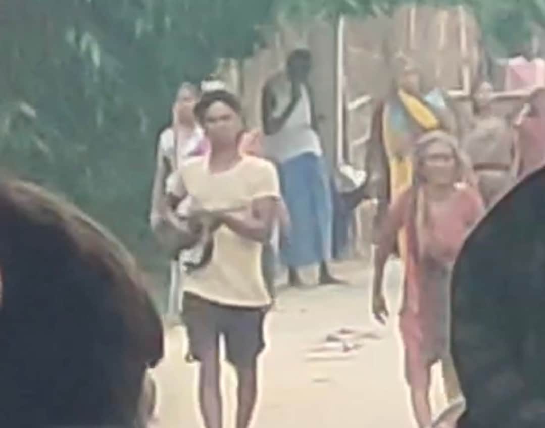 हथियार लहराते तस्वीर