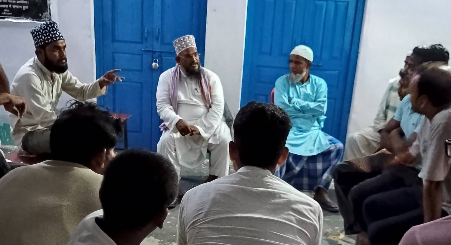 ईद मिलादुन्नबी  पर जुलूस-ए-मोहम्मदी को लेकर जामा मस्जिद में बैठक के दौरान मौजूद लोग। संवाद