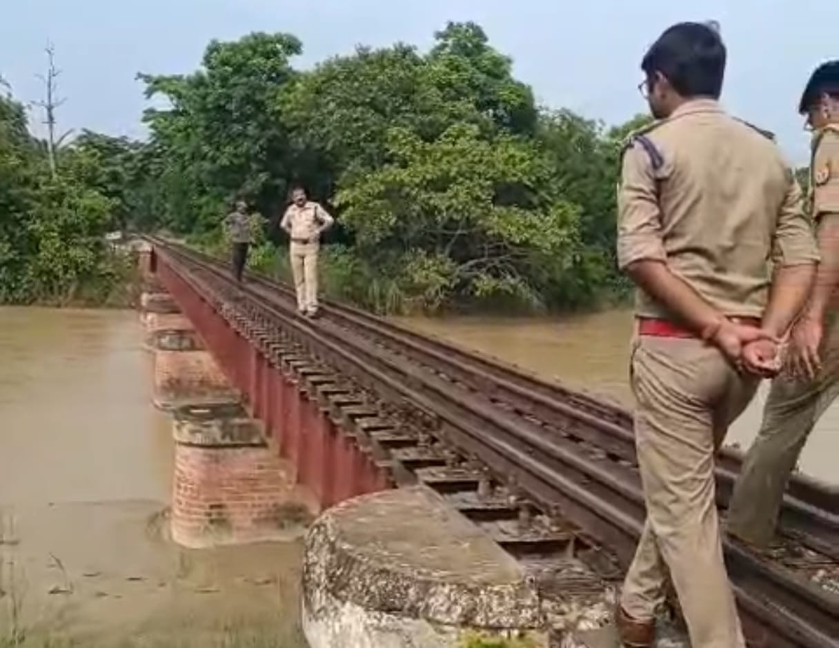 जांच करती पुलिस। संवाद