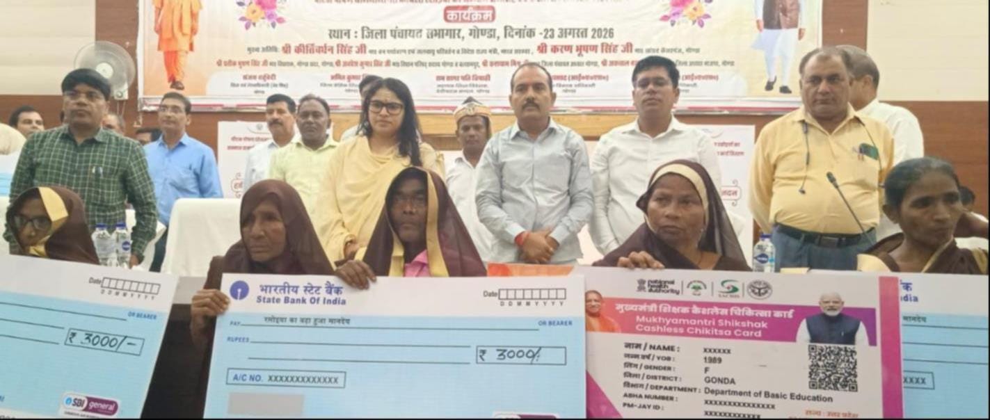 जिला पंचायत सभागार में रसोइयों को बांटे गए हेल्थकार्ड और विधायकों ने भी किया वितरण। संवाद