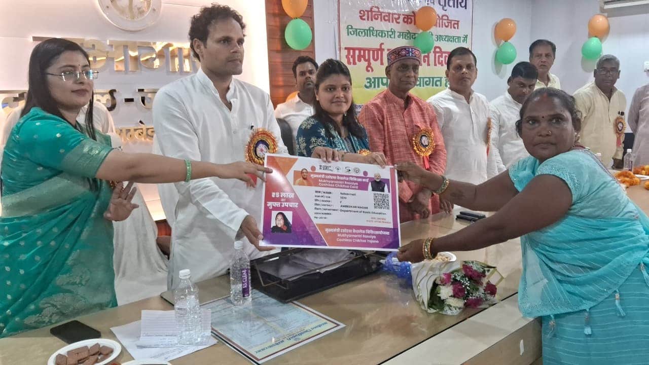 जलालपुर में आयोजित कार्यक्रम के दौरान रसोइया का सम्मानित करते पूर्व सांसद। संवाद