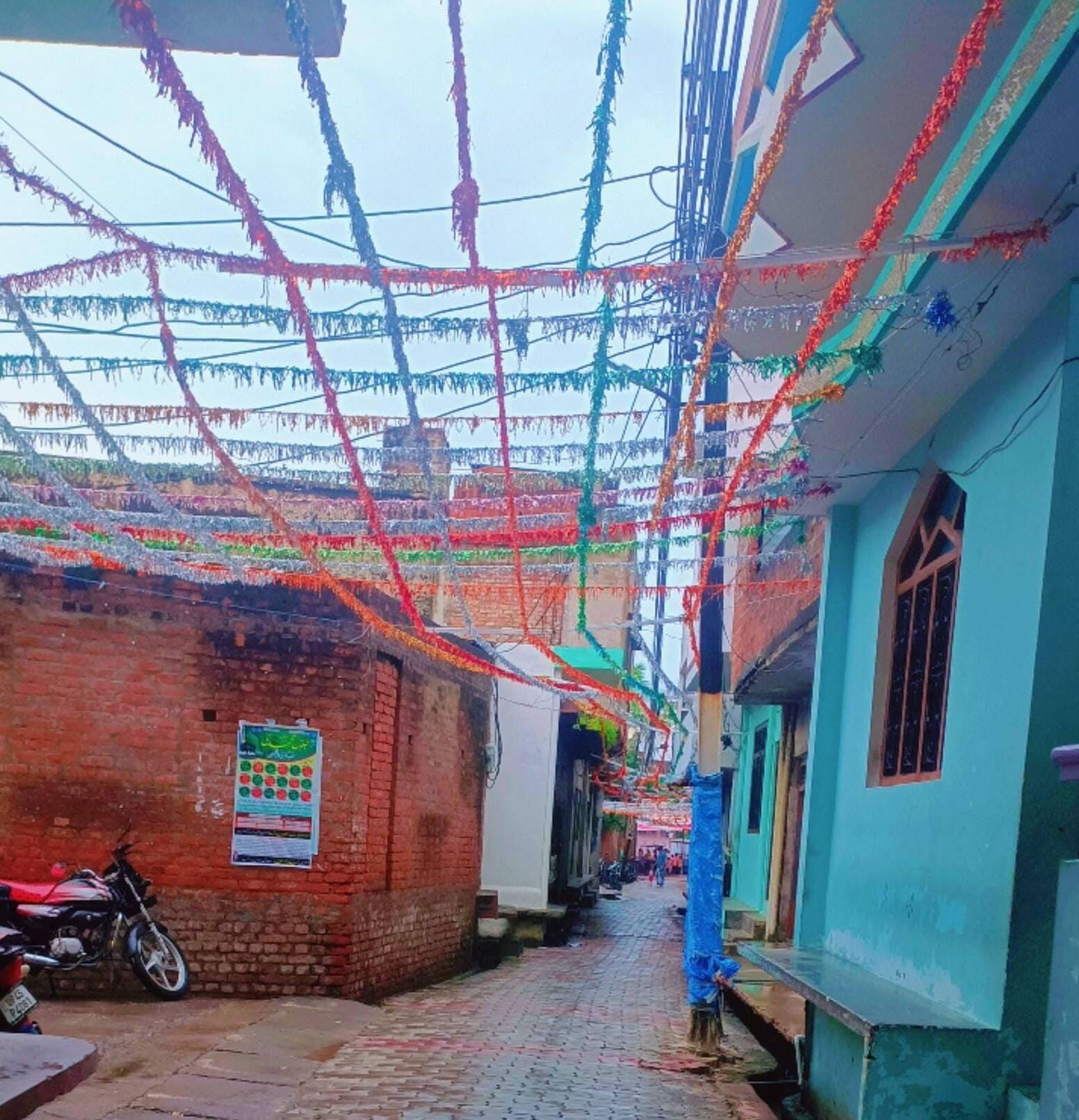 जलालपुर नगर के दलाल टोला में सजावट शुरू।-संवाद