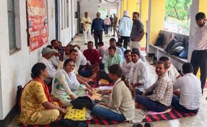 जमानिया तहसील के प्रांगण में धरना पर बैठे लेखपालगण। संवाद