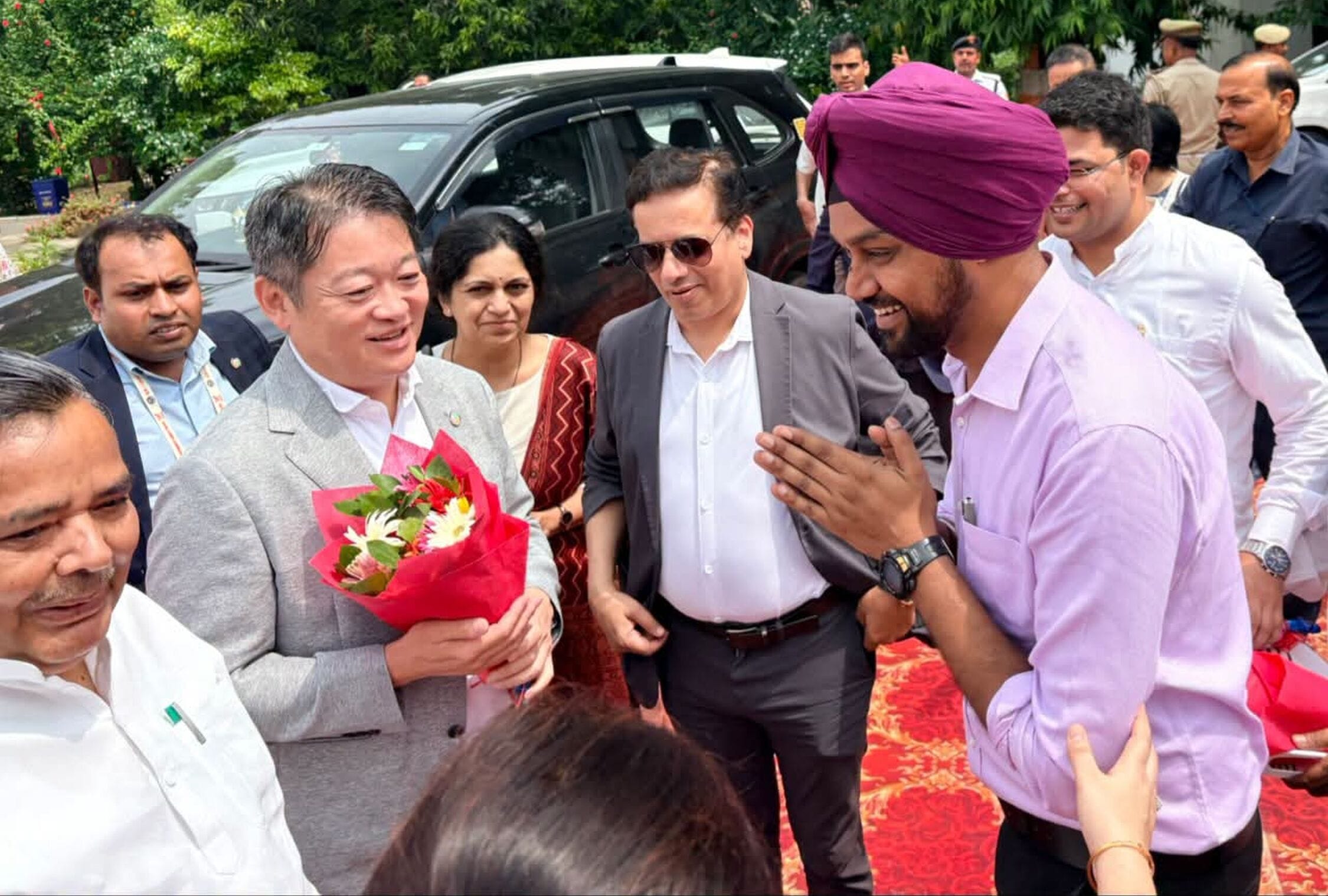जापानी प्रतिनिधिमंडल का स्वागत करते जिलाधिकारी इंद्रजीत सिंह।-स्रोत सूचना विभाग