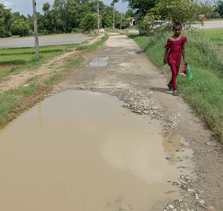 जर्जर और गड्ढे में तब्दील इटवा क्षेत्र का रजवापुर से गौरा मार्ग। संवाद