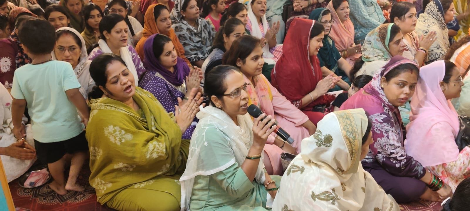 झूलेलाल धर्मशाला में भजन गातीं महिलाएं। स्रोत: सोशल मीडिया 