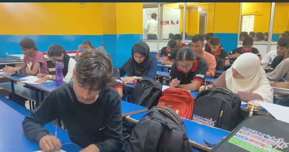 कोचिंग संस्थान में पढ़ते बच्चे ( फाइल फोटो )