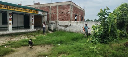 कचनारा विद्यालय में सफाई करते ग्रामीण। स्रोत: ग्रामीण