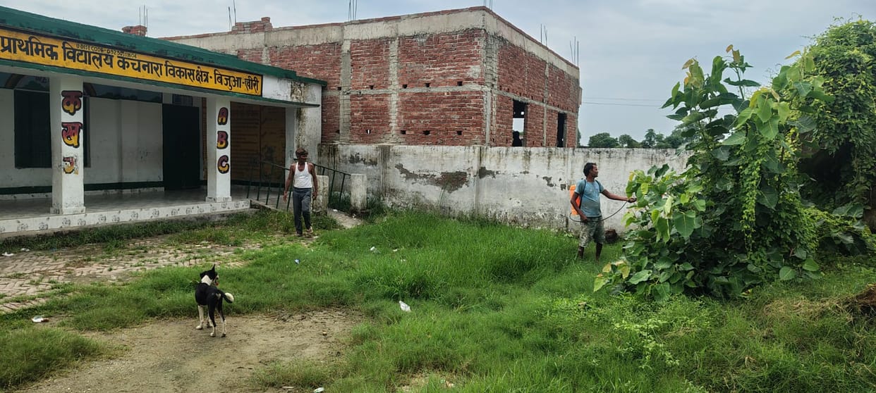 Concerned about the health of their children, parents cleaned the school themselves