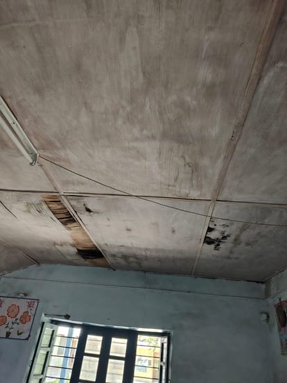 कुंगश स्कूल की जर्जर हो चुकी छत। संवाद