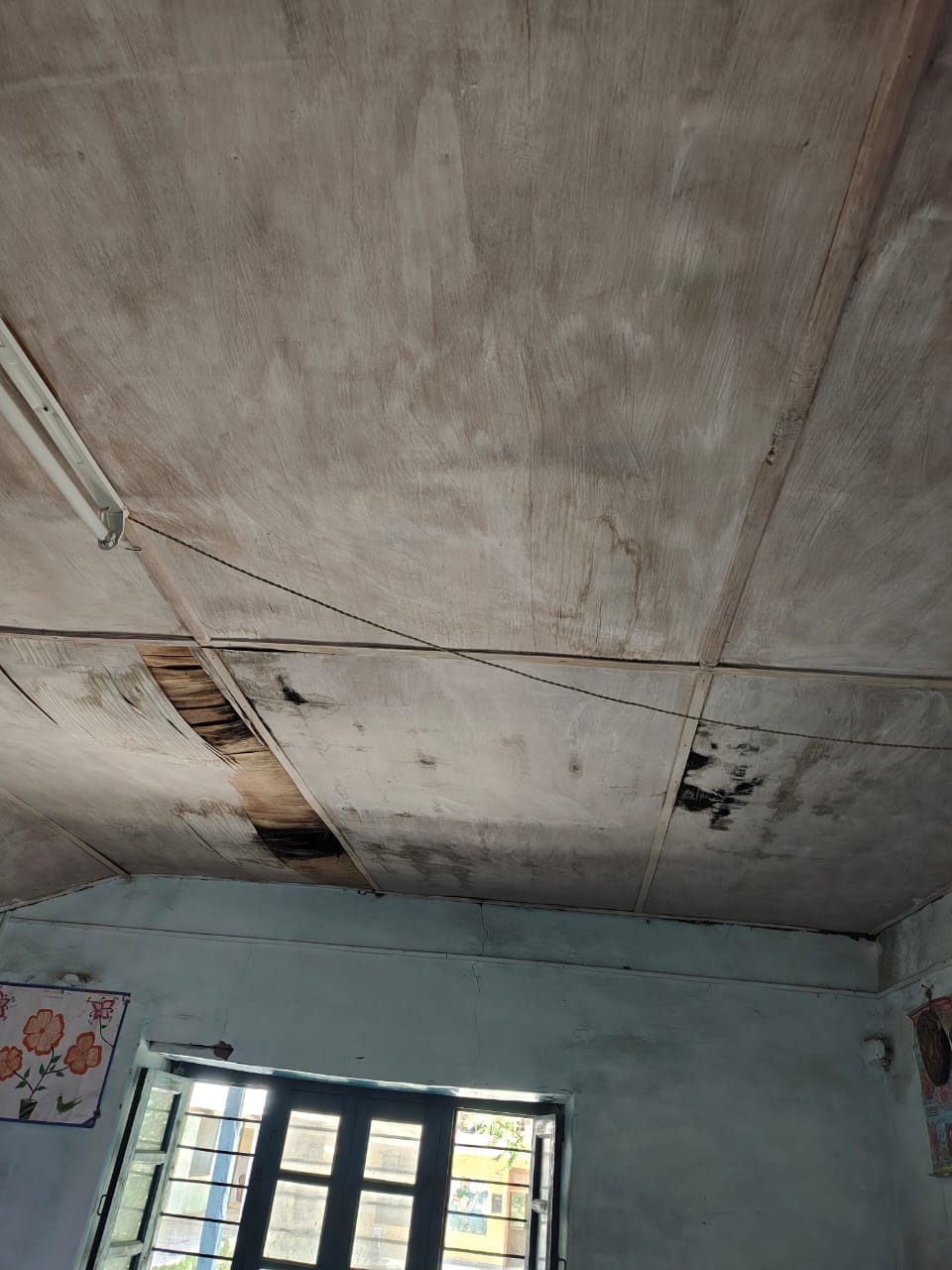 कुंगश स्कूल की जर्जर हो चुकी छत। संवाद