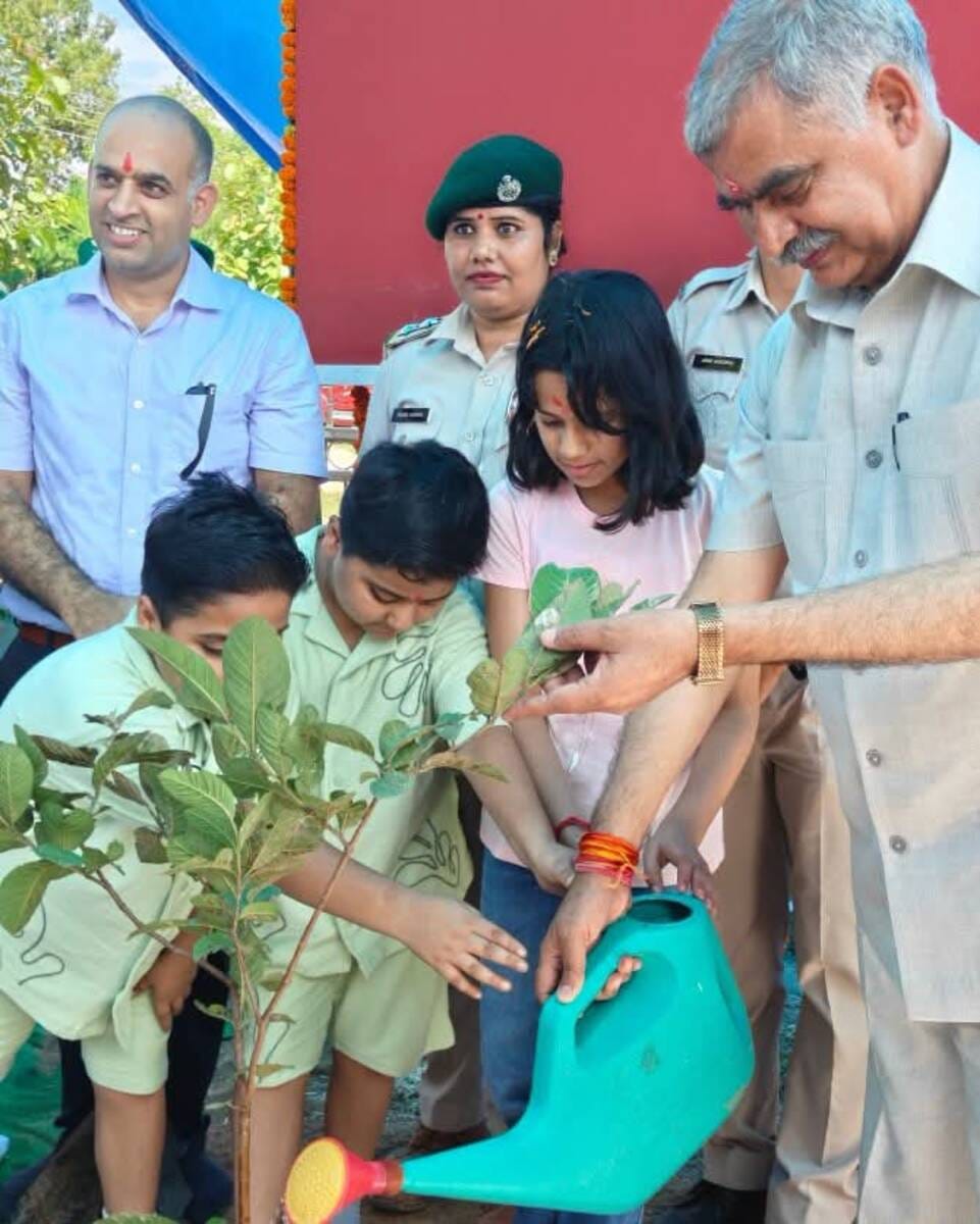 कोपड़ा में पौधे रोपित करते विधायक व अन्य । जागरूक पाठक