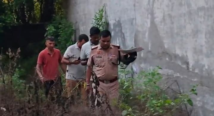 कुरुक्षेत्र। घर के आसपास जांच करती पुलिस व फारेंसिक टीम। संवाद