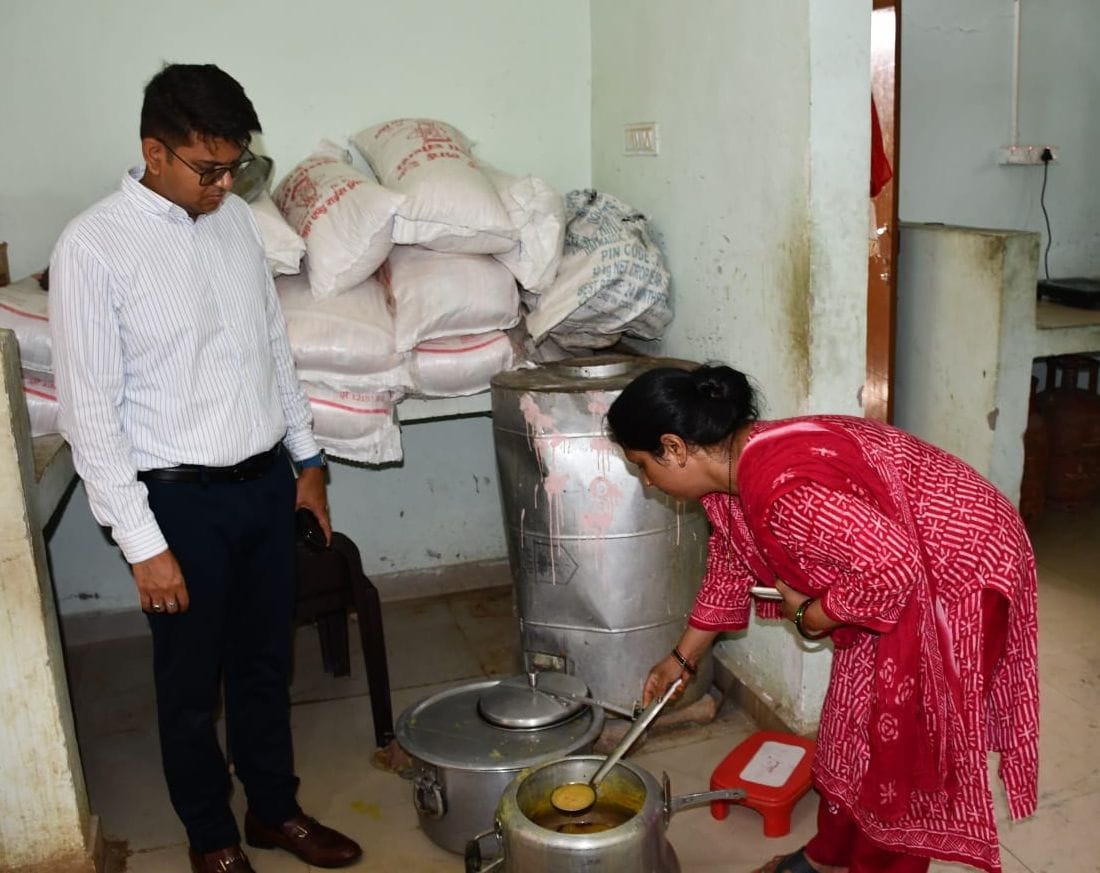 Siddharthnagar News: Kitchen quality inspected; instructions issued regarding cleanliness