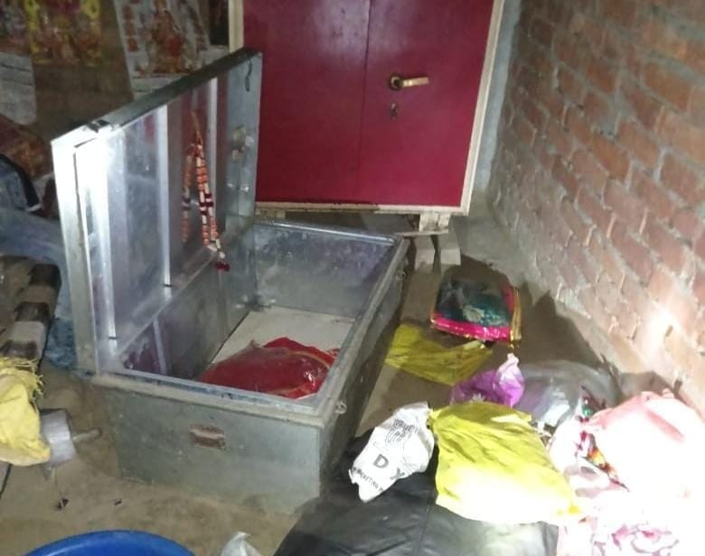 Thieves who broke into the house made off with jewelry worth lakhs