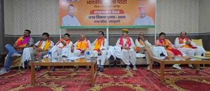 कोटपूतली में निकाय चुनाव को लेकर आयोजित भाजपा की सांगठनिक बैठक में मौजूद पदाधिकारी व कार्यकर्ता