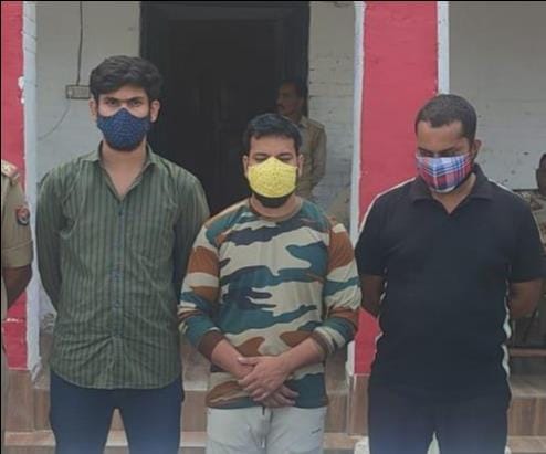 कोतवाली पुलिस के गिरफ्त में रंगदारी मांगने के आरोपी।