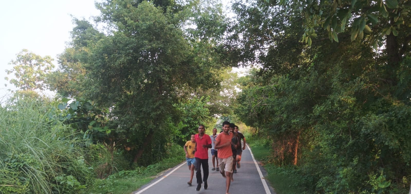 खेल मैदान के अभाव में सड़क पर दौड़ लगाते भर्ती की तैयारी करने वाले युवा । संवाद