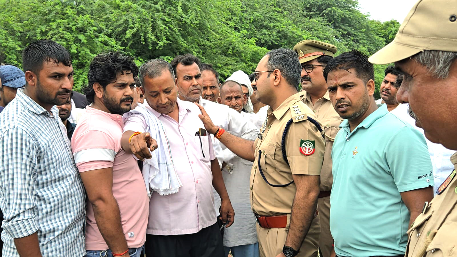 खुर्जा जंक्शन मार्ग पर मौजपुर गांव के निकट शमशान के रास्ते को लेकर वन क्षेत्र अधिकारी आदित्य सि