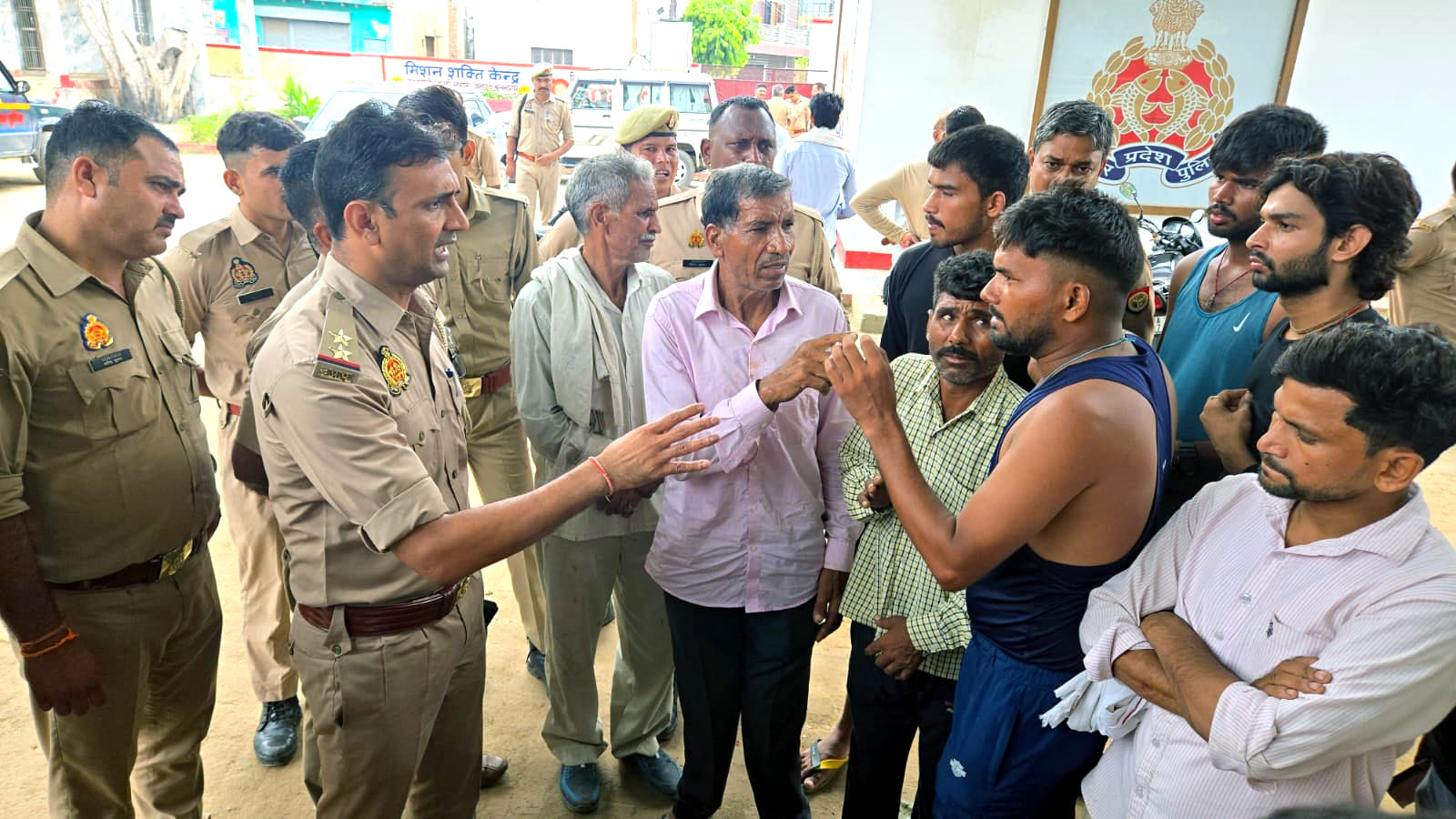 खुर्जा कोतवाली में हंगामा करते कांवड़ियों से वार्ता करते देहात थाना प्रभारी भुवनेश सिंह। संवाद