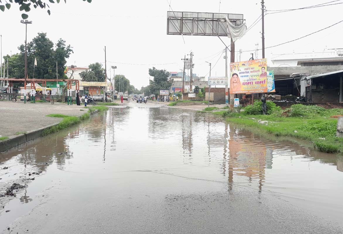 Highway in Khutar turns into a pond; commuting becomes difficult.