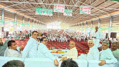 लाखनमाजरा में इनेलो के सम्मेलन में मौजूद कार्यकर्ता। संवाद