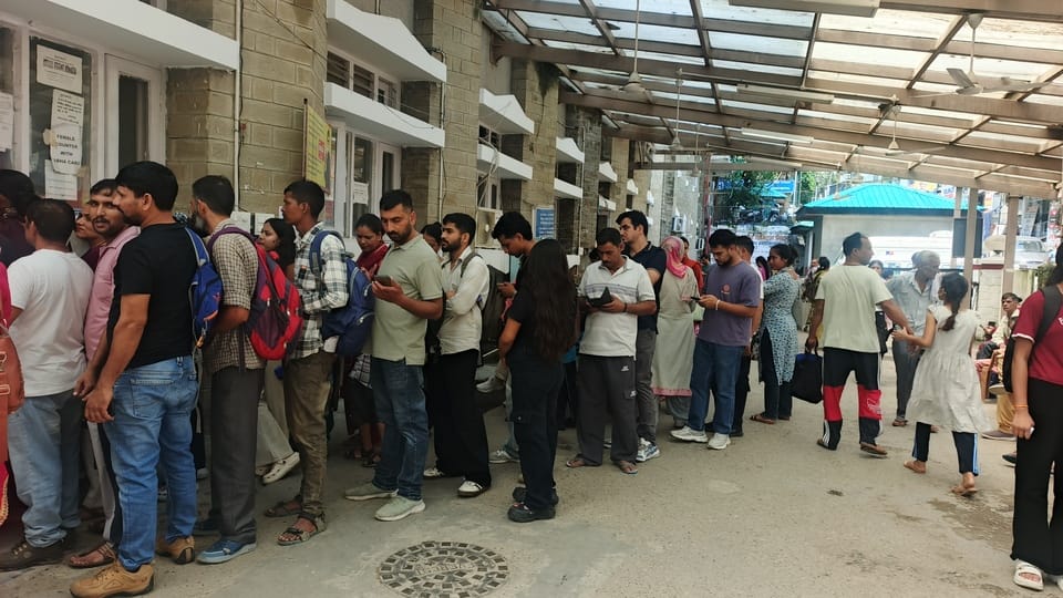 मेडकल कॉलेज हमीरपुर की ओपीडी पर्ची काउंटर में खड़े मरीज। संवाद