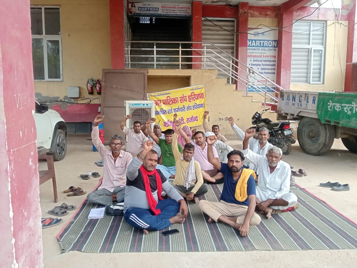 Municipal sanitation workers' strike continues for the 18th day.