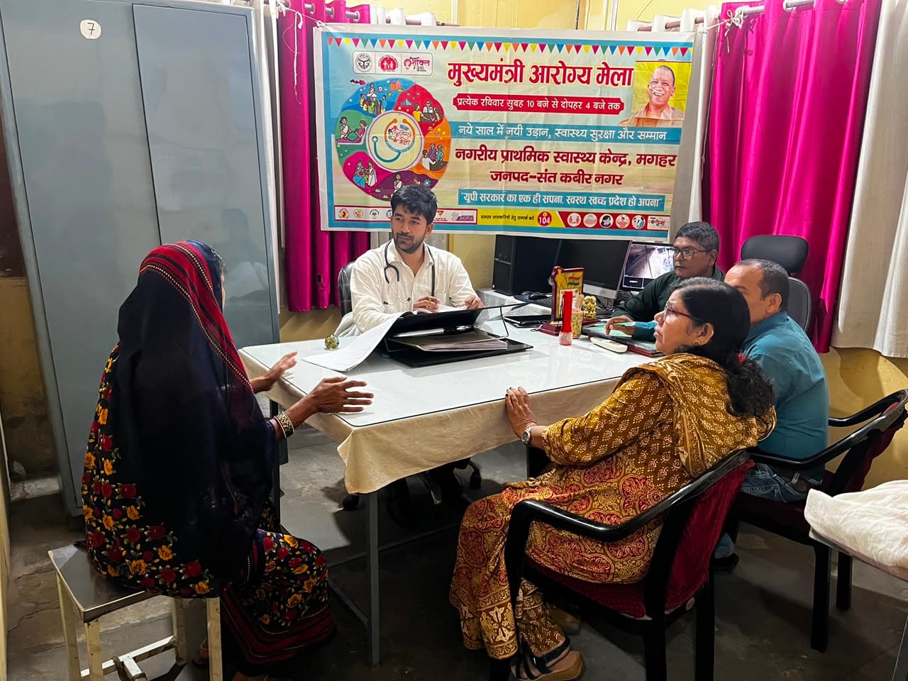मगहर में मरीज को परामर्श देते चिकित्सक। संवाद